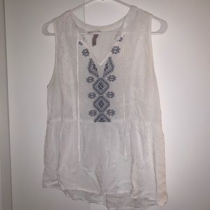 White no sleeve shirt with blue pattern